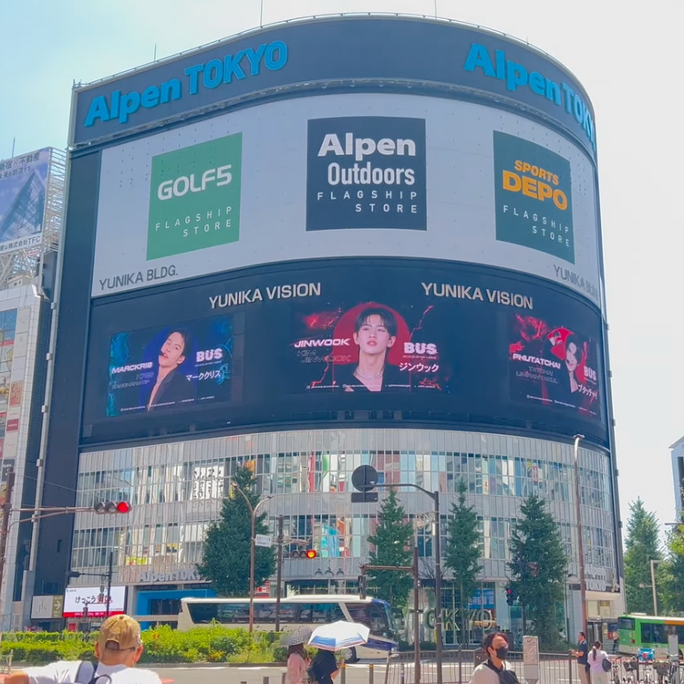 [BUS MARCKRIS＆JINWOOK＆PHUTATCHAI] Tokyo Shinjuku Unica Vision recommended advertisement example (2025/8)