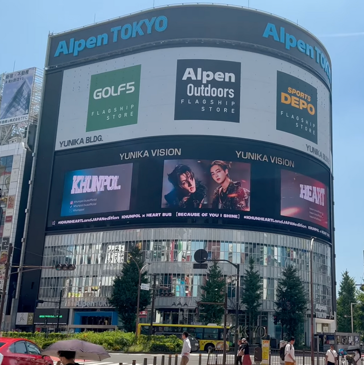 [BUS KHUNPOL & HEART] Tokyo Shinjuku Unica Vision recommended advertisement example (2025/8)