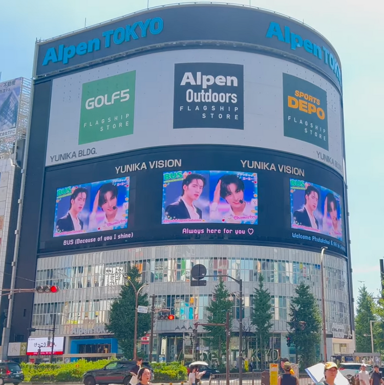 [BUS PHUTATCHAI & AA] Tokyo Shinjuku Unica Vision recommended advertisement example (2025/8)