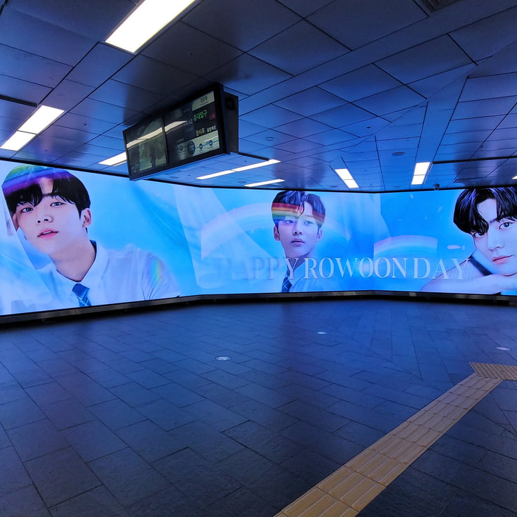 【韓国俳優 ロウン】弘大入口駅 デジタルサイネージ 推し広告事例（2026/08）